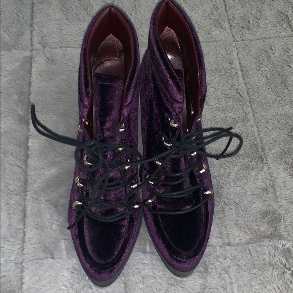 REPORT PURPLE HIKER BOOTS. SIZE 8M.